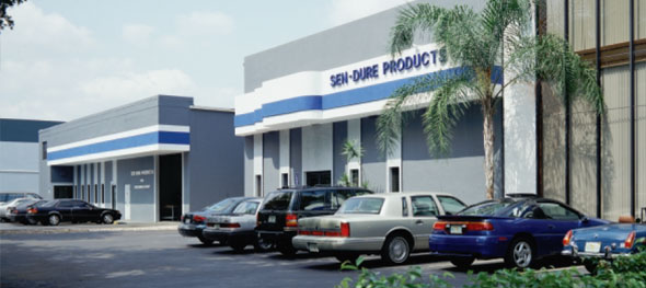 A group of cars parked in front of a building.